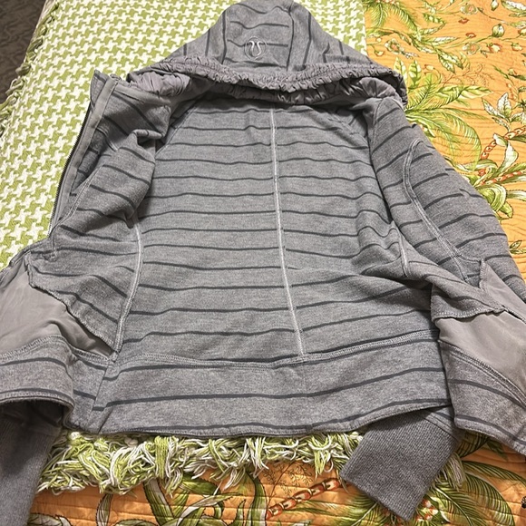 Lululemon Movement Jacket
Cayman Stripe Heathered Medium Grey / Ambient Grey - Picture 12 of 14